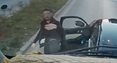 Yol ortasında aracından indi, arkasındaki araca saldırdı