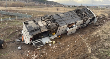 Yoldan çıkan otobüs tarlaya uçtu