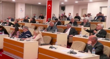 Bayraklı’da CHP’li Meclis Üyelerinden gizli zirve… Bürokratlara tepki mi, kişisel hesap mı?