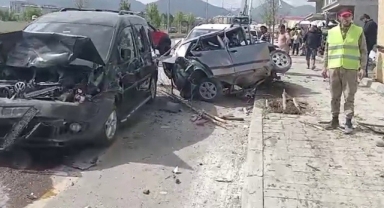 Beton mikseri onlarca aracı biçti