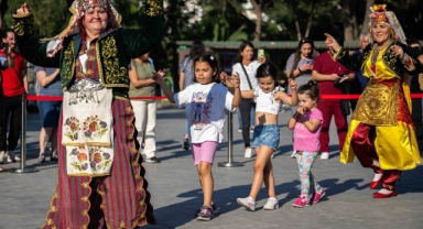 Bornova’da halayla bütünleşen kültürler buluşması