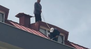 Çatı tadilatı yapan işçiden akıl almaz önlem
