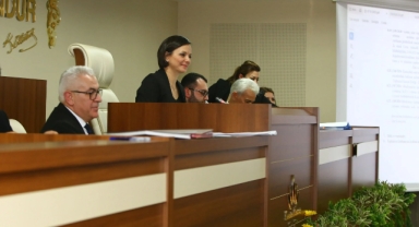 CHP’li meclis üyelerinden Başkan Kınay’a veto!
