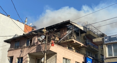 İzmir'de çatıda yangın paniği!