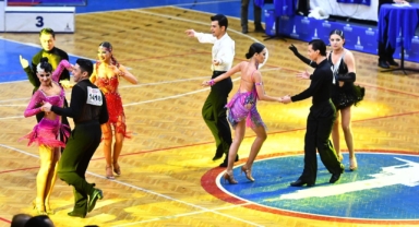 İzmir’de dansçılardan kıyasıya rekabet