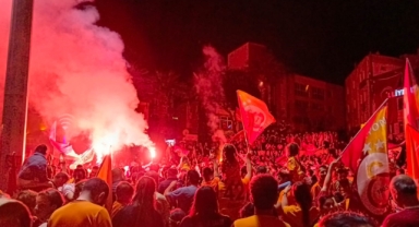 İzmir’de sarı-kırmızılı taraftarlar şampiyonluğu kutladı
