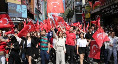 Karşıyaka’da omuz omuza 19 Mayıs yürüyüşü
