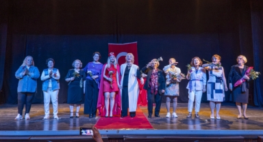 Karşıyaka'nın çınarlarından renkli defile