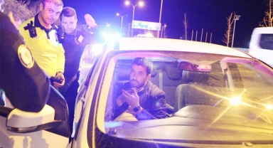 Kovalamaca sonucu yakalanan sürücüyle polisin imtihanı