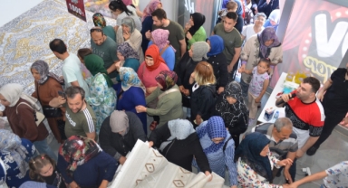 Mağazaya girmek için adeta birbirlerini ezdiler