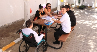 Öğrencilerin isteği gerçek oldu... Büyükşehir'den piknik masası ve çiçek hediyesi