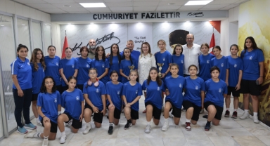 Başkan Mutlu şampiyon kızları ağırladı: Sizinle gurur duyuyoruz