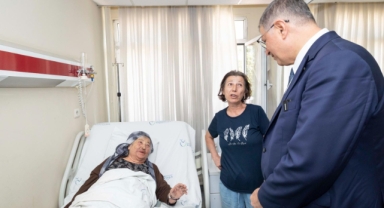 Başkan Tugay’dan bayram öncesi huzurevi ve hastane ziyareti