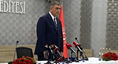 Başkan Tugay'dan sendikaya tepki: İzmir'i de belediyeyi de diz çöktürtmeyeceğiz!