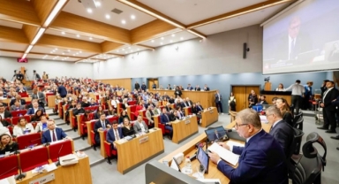 Başkan Tugay meclis üyeleri ile bir araya geldi! Gündem işten çıkartmalar