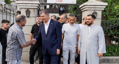Başkan Tugay vatandaşlarla bayramlaştı