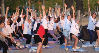 Bayraklı sahilde buluşup, yoga yaptılar!