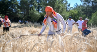Bornova’da ilk hasat Başkan Eşki’den!