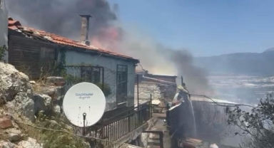 İzmir'de bahçede çıkan yangın eve ve depoya sıçradı