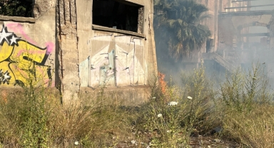 İzmir’de boş arazide çıkan yangın mahalleye sıçradı