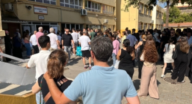 İzmir'de YKS manzaraları: Son anda yetişenler, zamanla yarışanlar...