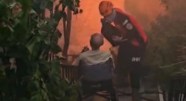 İzmir'deki yangından duygu dolu görüntüler: Mahsur kalanları ekipler böyle kurtardı