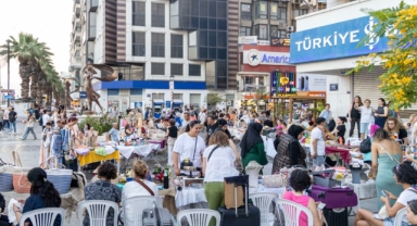 Karşıyaka'da El Emeği Gece Pazarı geri döndü