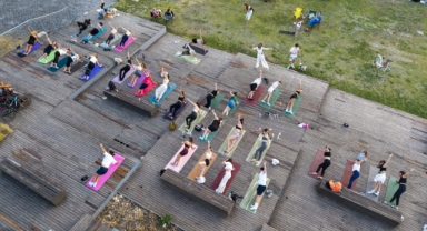 Karşıyaka’da gün batımında yoga buluşması