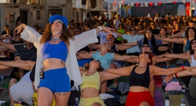 Körfez’de sıra dışı etkinlik… İzmir’de güneşi yoga ile uğurladılar