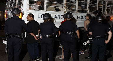 Los Angeles'ta 100'den fazla kişi gözaltına alındı