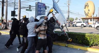 Los Angeles'taki göçmen protestoları şiddetleniyor