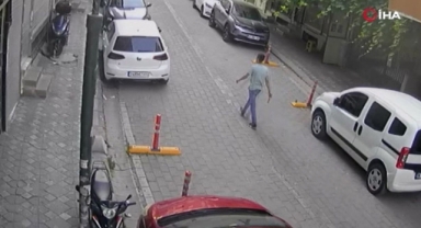 Sokak sokak dolaşıp elindeki bıçakla otomobillere zarar verdi