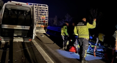 Tüp yüklü kamyon ile minibüs çarpıştı: 16 yaralı