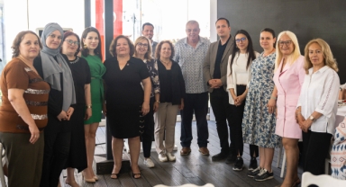 Yeni üyelere parti rozetleri takıldı... Bornova’da CHP’ye kadınlarla güçleniyor