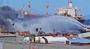Aliağa'da sökümdeki tanker gemide yangın!