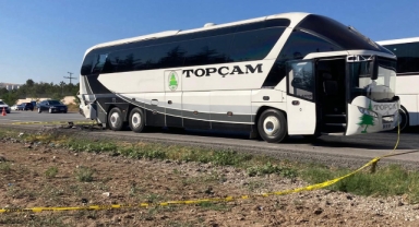 Arızalanan otobüse kamyonet çarptı: 2 ölü, 1 ağır yaralı