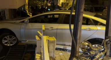 Avcılar’da fren yerine gaza basan kadın sürücü binaya çarptı