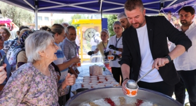 Başkan Görkem Duman’dan vatandaşlara aşure ikramı