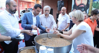 Bayraklı'da aşure bereketi... 4 noktada 5 bin kişiyle paylaşıldı