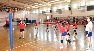 Çiğli’de 7’den 70’e binlerce kursiyerle yaz boyu spor coşkusu