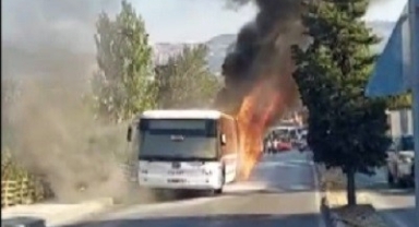 İzmir’de belediye otobüsü alev alev yandı
