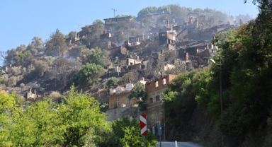 İzmir'de boşaltılan mahalle yangında harabeye döndü!