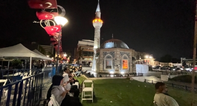 İzmir'de tüm camilerden aynı anda sela sesi yükseldi