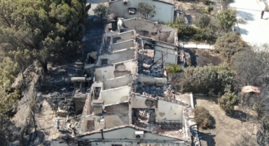 İzmir’deki yangında 85 yazlık ev küle döndü!