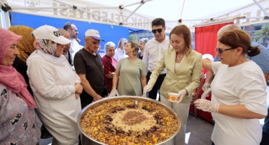 Konak’ta aşure bereketi: Başkan Mutlu’dan vatandaşlara ikram