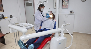 Konak’ta ücretsiz ağız ve diş sağlığı hizmeti yüzleri güldürüyor