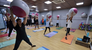 Konaklı kadınlar hem spor yapıyor hem sosyalleşiyor