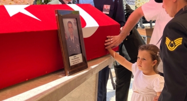 Minik Deniz'den Şehit babasına son bakış