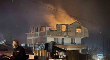 Orman yangının sıçradığı mahallede 3 ev kül oldu