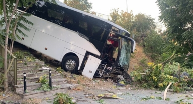 Servis otobüsü şarampole yuvarlandı!